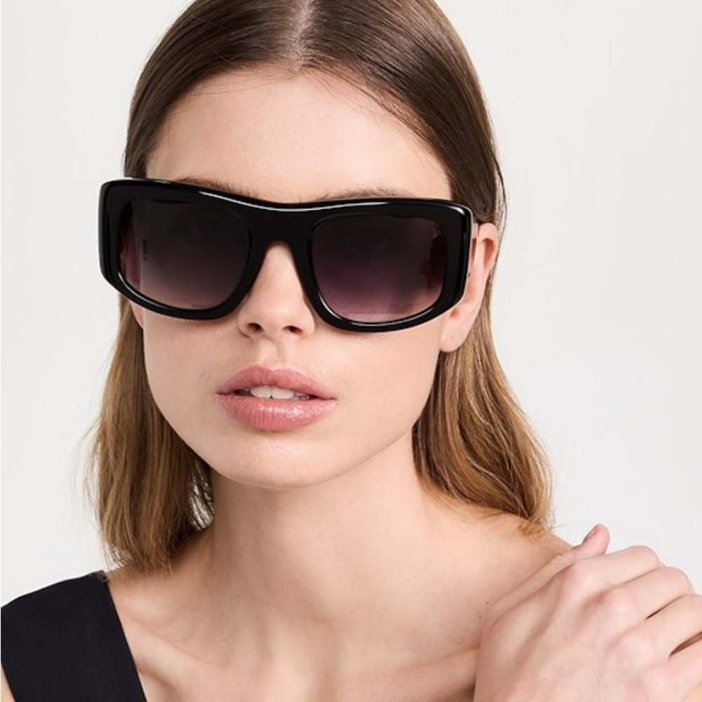 Quay Australia UNIFORM Stylish Black Sunglasses